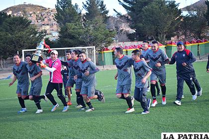 San José campeón en Sénior Honor durante la vuelta olímpica