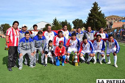 El equipo de Colquiri con un honroso segundo puesto