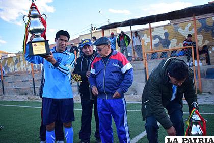 El capitán de Medicar recibe el trofeo de subcampeón