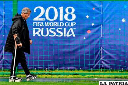 Tabárez, a pesar de no caminar bien, siempre llega primero a los entrenamientos /t.resfu.com