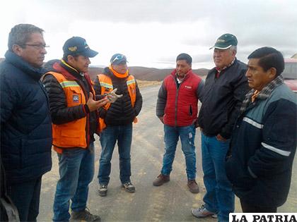 Miembros de la ABC y transportistas durante la inspección del tramo II de la carretera /ARCHIVO