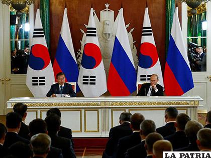 El presidente ruso Vladimir Putin (derecha) y su homólogo surcoreano Moon Jae-in /El Diario de Yucatán