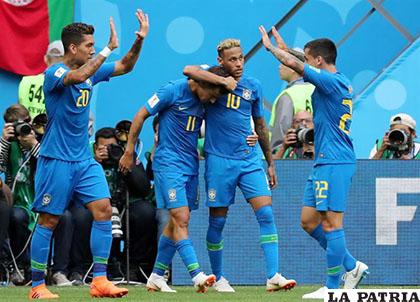 Neymar abraza a Coutinho tras el primer gol de Brasil /ANDALUCÍA