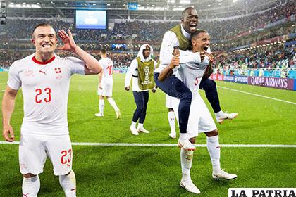 Shaqiri (23) junto a sus compañeros celebran el gol del triunfo para Suiza /EL MERCURIO