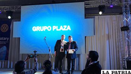 Entrega del premio a la excelencia empresarial Paul Harris del Rotary Club Chuquiago Marka