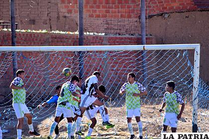 Oruro Royal tuvo oportunidades para ganar el partido