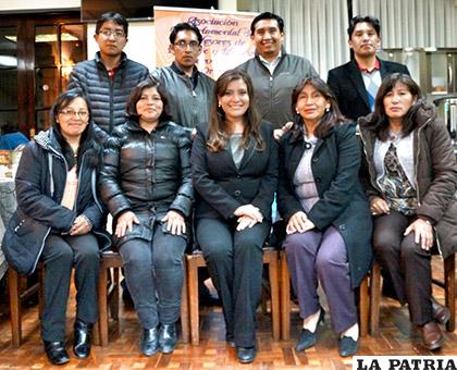 Directorio saliente de la Asociación Departamental de Profesores de Lenguaje y Literatura de Oruro