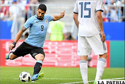 Luis Suárez cobra el tiro libre, ocurrió a los 10 minutos y marcó el primero de Uruguay /as.com
