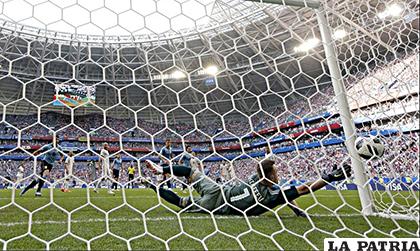 La acción del gol anotado en contra por Cheryshev luego del remate de Laxalt, fue el segundo de Uruguay /as.com