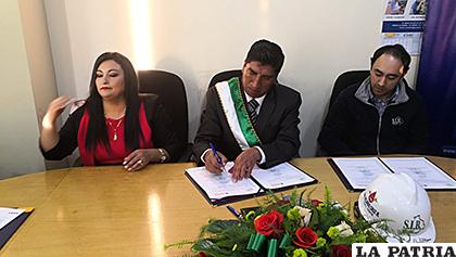 Firma de convenio entre representantes de la SIB y Fortaleza /SIB