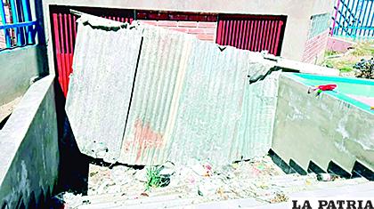 Una calamina cubre el baño que costó al municipio Bs. 479 mil  /ANF