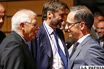 El ministro español de Asuntos Exteriores, Josep Borrell (izq), conversa con su homólogo alemán, Heiko Maas /Yahoo Noticias
