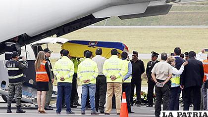 Policías bajan del avión los cuerpos de los periodistas ecuatorianos /Diario EL NORTE