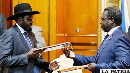 El presidente de Sudán del Sur, Salva Kiir (izq.), a su llegada a una reunión /RTVE.es