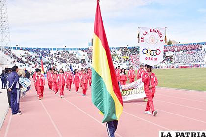 El desfile de los estudiantes durante el acto de inauguración