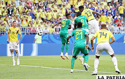 Yerry Mina de cabeza anota el gol que al final le sirvió para ganar al cuadro colombiano /as.coM
