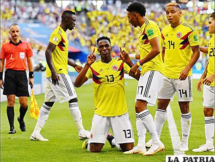 Yerry Mina de rodillas da gracias por la anotación /as.coM