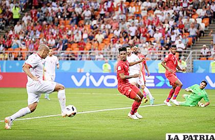 Wahbi Kharzi en la acción para anotar el segundo de Túnez /as.com