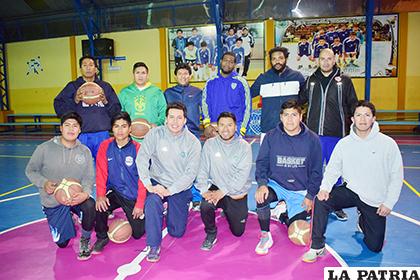 El plantel de Carl A-Z listo para su debut