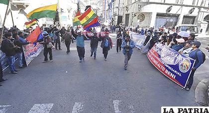 La marcha en su ingreso a la urbe paceña /APG
