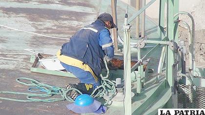 El trabajo de los personeros de SeLA en los tanques de almacenamiento /SELA