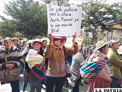 Cientos de padres de familia marcharon ayer en la mañana