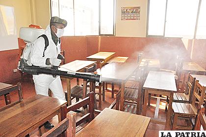 La fumigación evita la propagación de enfermedades en los establecimientos educativos /ARCHIVO