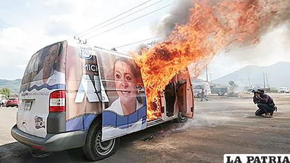 Un vehículo de campaña de la candidata a senadora por la coalición 