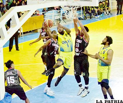 Una acción del partido entre Carl A-Z, de Oruro, y Vikingos, de Tarija
