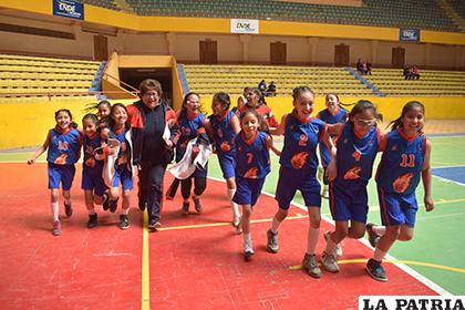La vuelta olímpica de las campeonas /Reynaldo Bellota/LA PATRIA