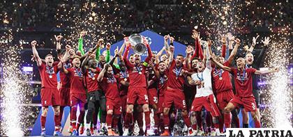 La celebración de los integrantes de Liverpool con el trofeo de campeón /as.com