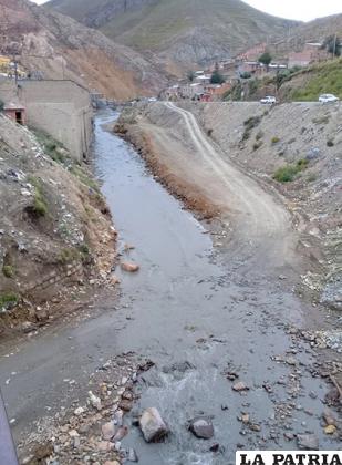 Huanuni continúa contaminando los suelos /LA PATRIA