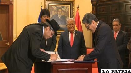 Cancilleres firman acuerdo de supresión de visas /@MRE_Bolivia