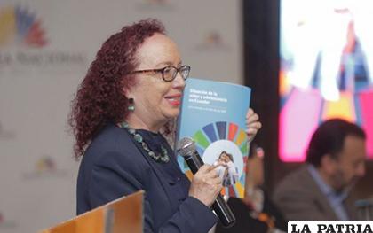 Margarita Velasco, del Observatorio Social del Ecuador, presentó el libro, 