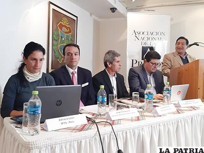 Los expositores junto al primer vicepresidente de la ANP, Jorge Carrasco /LA PATRIA