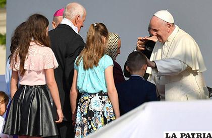 El pontífice argentino junto a una familia en Rumanía / agilecontent.com