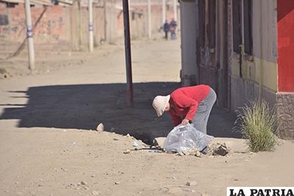 Vecinos de manera voluntaria salieron a limpiar sus calles
