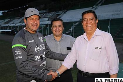 Villegas y Salinas estrechan la mano /Cortesía FBF