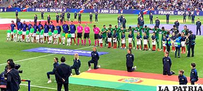 Las selecciones de Francia y Bolivia antes de comenzar el juego /Cortesía FBF