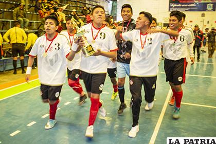Afiz celebró el título en Infantojuvenil con la vuelta olímpica /Alejandro Valdez/LA PATRIA