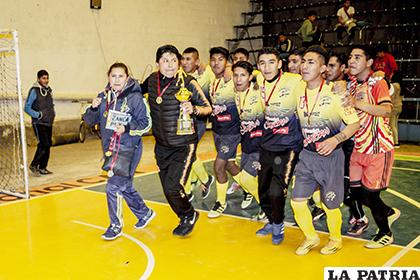 Integrantes del equipo de Zanca durante la vuelta olímpica en Prejuvenil /Alejandro Valdez/LA PATRIA