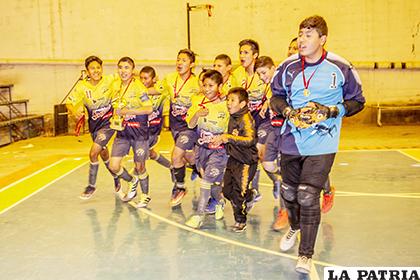 El festejo de zanca tras conseguir el título en Infantil /Alejandro Valdez/LA PATRIA
