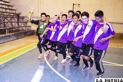 La vuelta olímpica del equipo de Agua Santa campeón en Juvenil /Alejandro Valdez/LA PATRIA