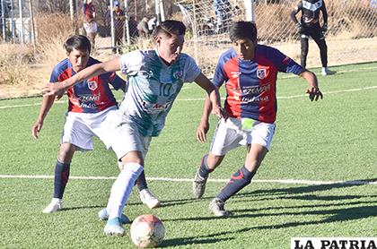 Harold Calle avanza con balón dominado ante la marca de su rival /Reynaldo Bellota/LA PATRIA