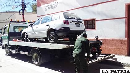 Una vagoneta es remolcada en las calles Washington y Bolívar /LA PATRIA
