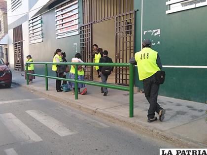 Los padres de la JES esperando la salida de los estudiantes /LA PATRIA/ARCHIVO