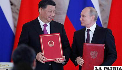 El presidente ruso, Vladímir Putin, posa junto a su homólogo chino, Xi Jinping /EFE
