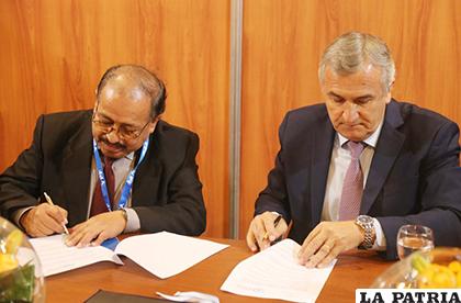Juan Carlos Montenegro gerente de YLB y Gerardo Morales Gobernador de Jujuy, firman acuerdo para desarrollo del litio
