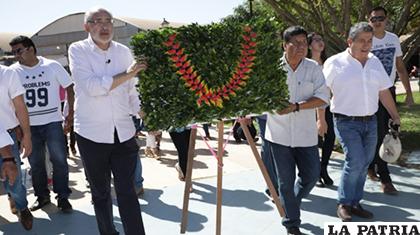 El candidato presidencial Carlos Mesa y su acompañante Gustavo Pedraza dejan la ofrenda floral al monumento a la VIII Marcha en Defensa del TIPNIS 
/Comunidad Ciudadana