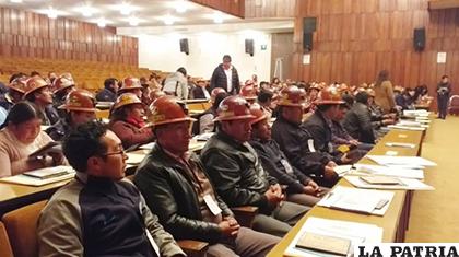 Cooperativistas mineros en el auditorio del BCB /ANF